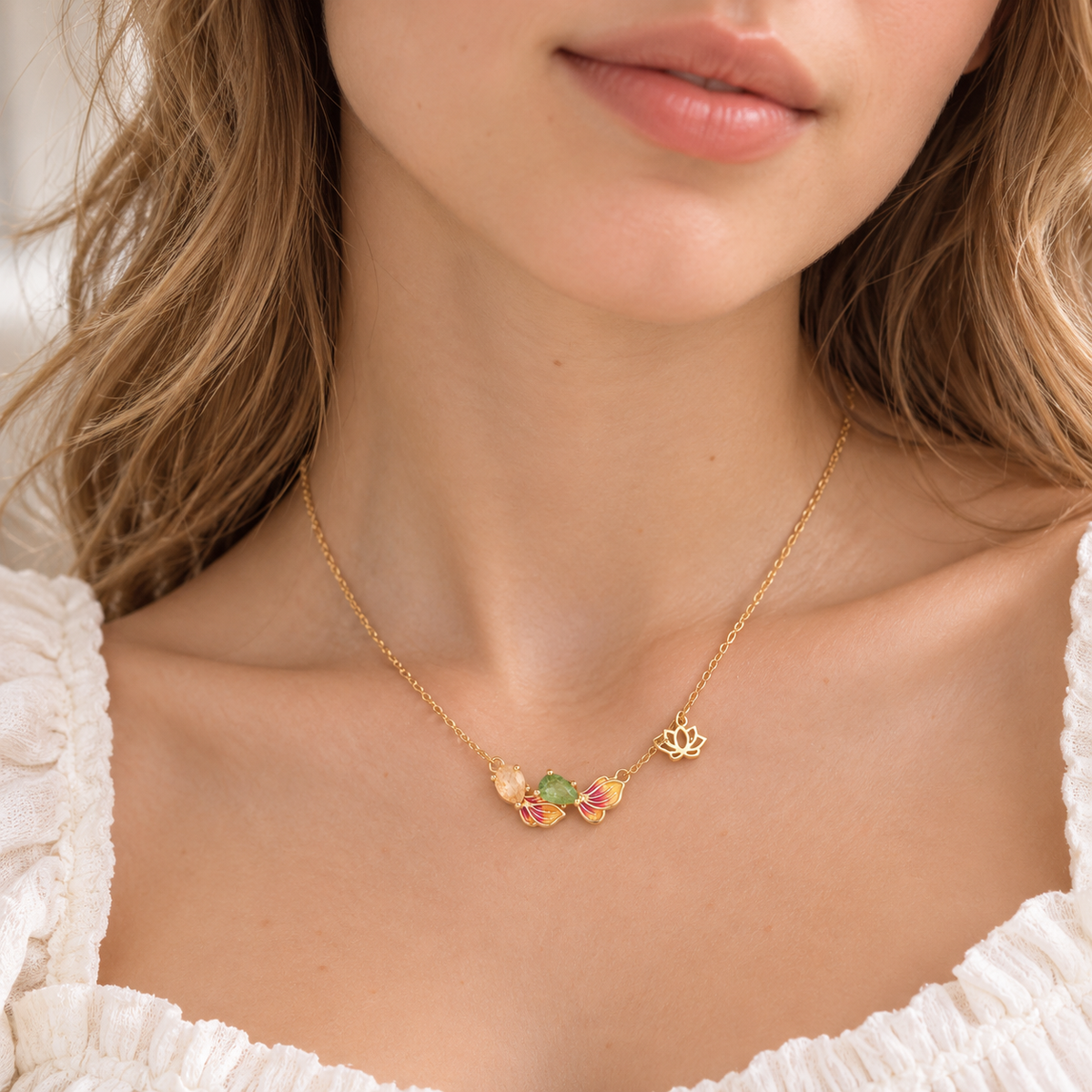 Schmetterlings-Halskette mit Lotusblüte aus vergoldetem Sterlingsilber