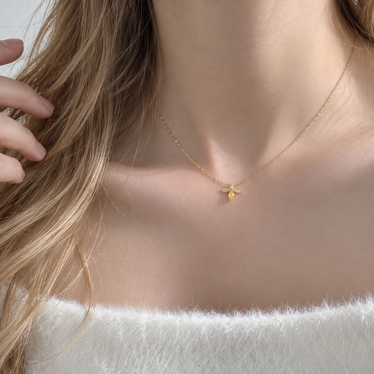 Bienen-Anhänger-Halskette aus vergoldetem Sterlingsilber mit Kristallakzent