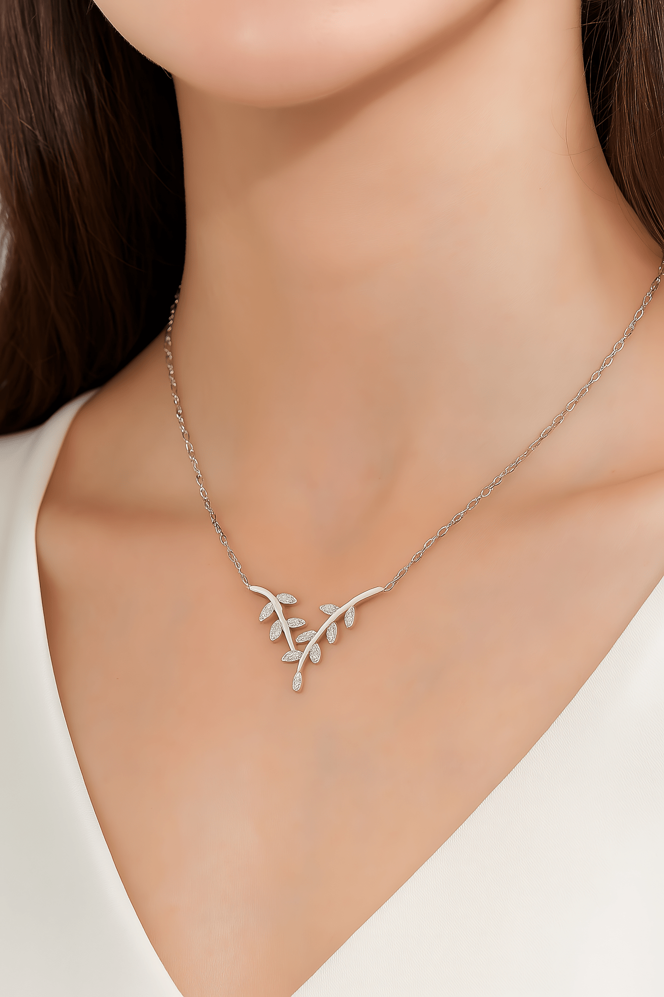 Sparkling Vine Leaf Necklace in 925 Sterling Silver - NAFALUXE